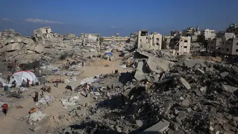Military Armored Vehicles Advance into Major Gazan Residential Area
